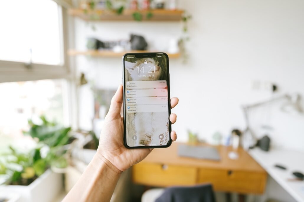 smartphone calendar app with laundry reminder notification